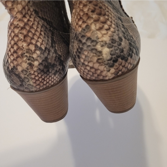 Sugar snake print booties size 8 - Picture 7 of 10